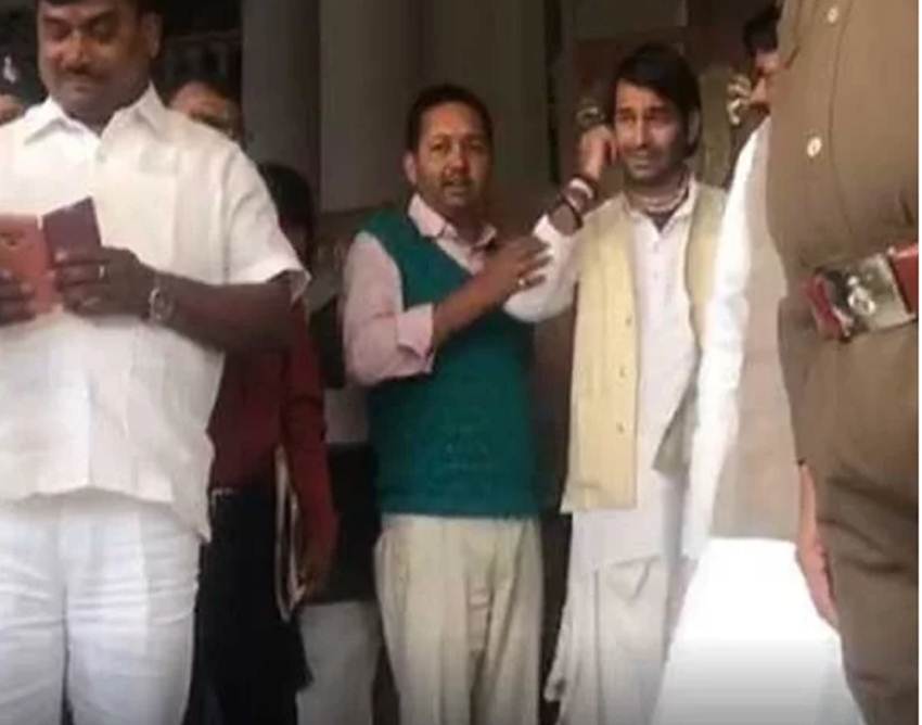 Tej Pratap Yadav on Divorce, Tej Pratap Yadav, Divorce, Fight, RJD Leader, Lalu Prasad Yadav Elder Son, Bihar Assembly, Dhoti, Kurta, Modi Jacket, Home, Visit, Hotel, Patna, Capital, Family Court, Bihar, Aishwarya Rai, Wife, State News, Bihar News, India News, Hindi News