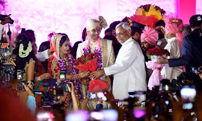 Tej Pratap Yadav, RJD Leader, Mother, Rabri Devi, Conversation, Talk, Phone Call, Return, Home, Patna, Mathura, Prayagraj, Ganga Snaan, Ganges Bath, Sangam, Temple Visit, Lalu Pradad Yadav, Son, Patna, Bihar, State News, Hindi News