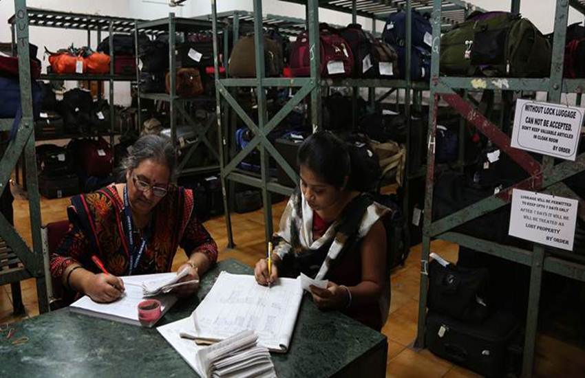 Indian Railways स्टेशन पर सामान सुरक्षित रखने को होता है Cloak Room