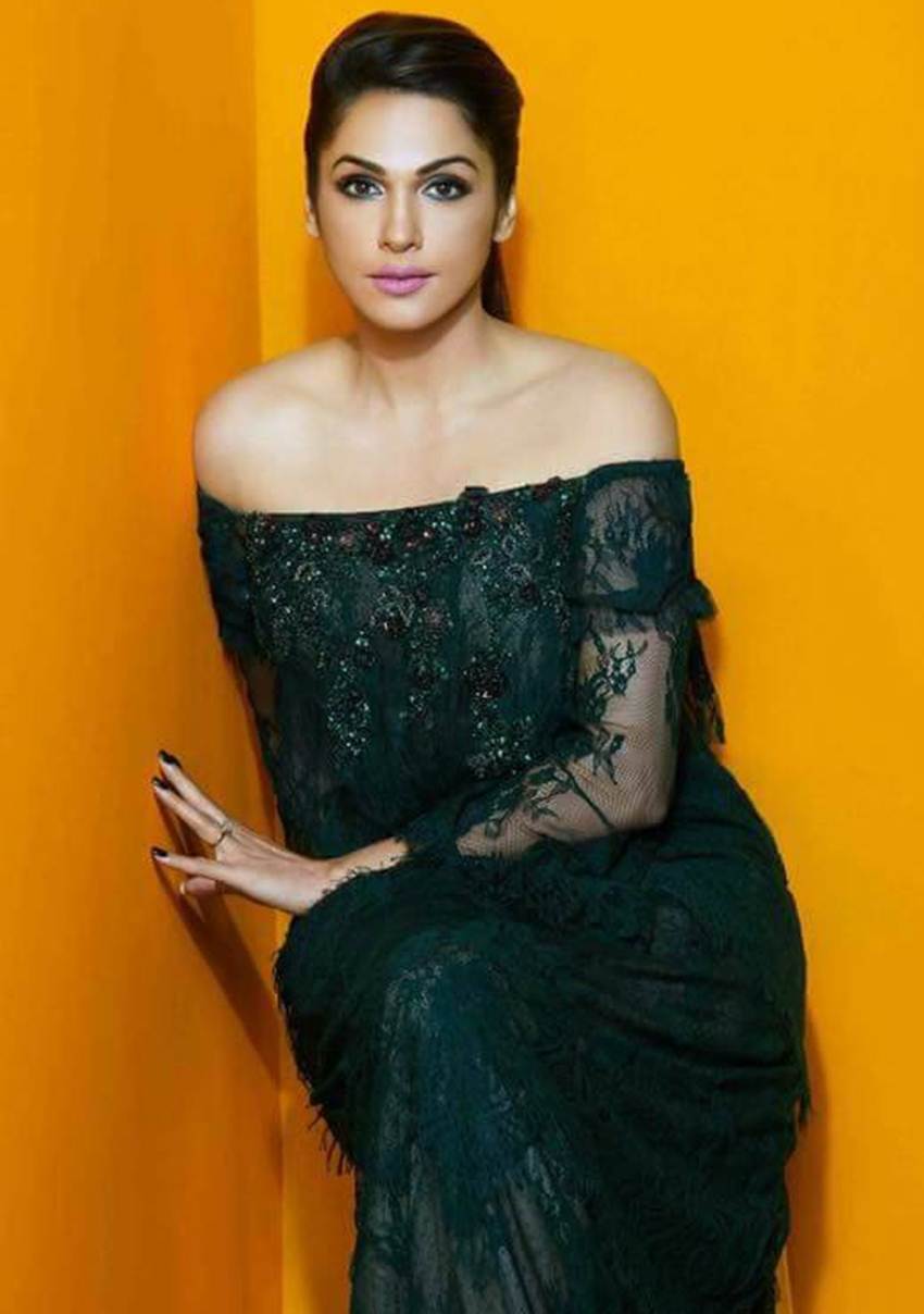 Isha Koppikar, Khallas Girl, Khallas Item Song, Company, Actress, Mumbai, BJP, Bhartiya Janta Party, Union Transport Minister, Nitin Gadkari, Mumbai News, State News, Elections 2019, Hindi News