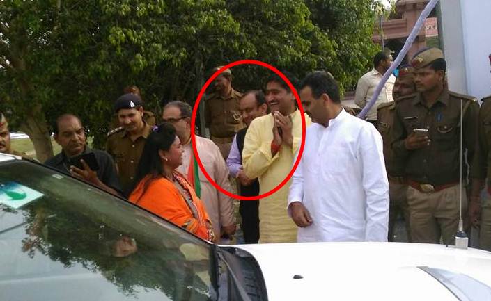 Pooja Shakun Pandey, Hindu Mahasabha, Photos, BJP, Shivarj Singh Chauhan, Uma Bharati, Santosh Gangwar, Facebook, Narendra Modi, PM, Mahatma Gandhi, Assassination, Aligarh, Uttar Pradesh, State News, National News, Hindi News