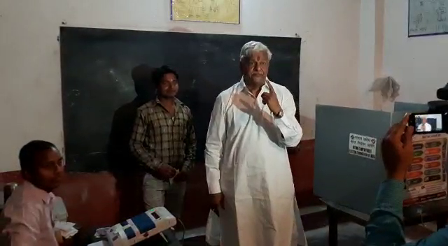 वोट देने के बाद कानपुर लोकसभा सीट से कांग्रेस प्रत्याशी श्रीप्रकाश जायसवाल (फोटोः स्थानीय)