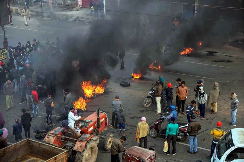 CAA, CAB, NRC, Bihar Bandh, RJD, Tejashwi Yadav, Congress, RLSP, Action, Rally, Protest, Jam, Rail Track, Train, Road, Vehicles, Traffic, State, Bihar, State News, Hindi News, India News, Jansatta News