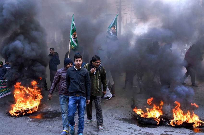 CAA, CAB, NRC, Bihar Bandh, RJD, Tejashwi Yadav, Congress, RLSP, Action, Rally, Protest, Jam, Rail Track, Train, Road, Vehicles, Traffic, State, Bihar, State News, Hindi News, India News, Jansatta News