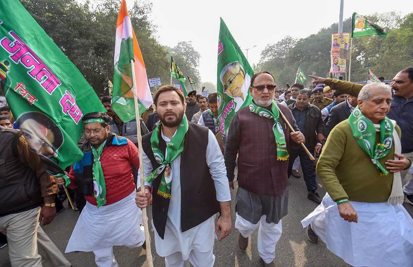 CAA, CAB, NRC, Bihar Bandh, RJD, Tejashwi Yadav, Congress, RLSP, Action, Rally, Protest, Jam, Rail Track, Train, Road, Vehicles, Traffic, State, Bihar, State News, Hindi News, India News, Jansatta News