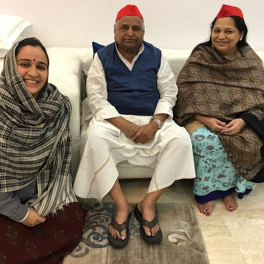 अखिलेश यादव की सौतेली मां ने आज भी बंद रखा है बेटे का कमरा, मुलायम सिंह यादव की दूसरी पत्नी साधना गुप्ता ने बयां किया था दर्द - Jansatta