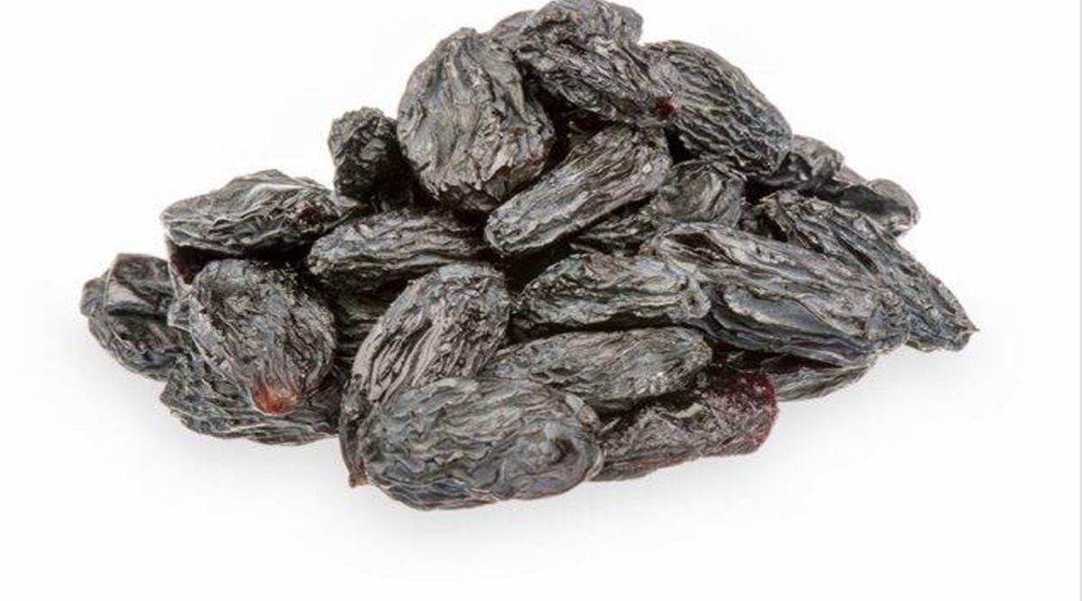 Black Raisins With Milk Is Helpful To Control High Blood Sugar Level