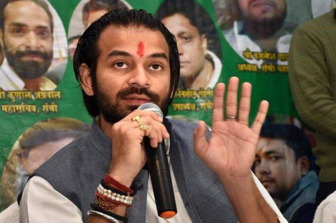 RJD Leader Tej Pratap Yadav angry for his position in Party as Tejashwi  Yadav getting more importance for being heir apparent to Lalu Prasad Yadav-  अपने लिए RJD दफ़्तर का दरवाज़ा पहले