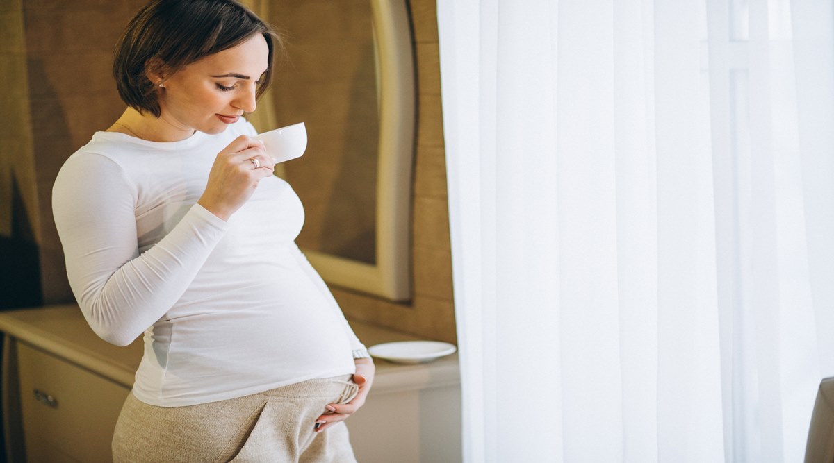 How much water you need to drink during the pregnancy know experts