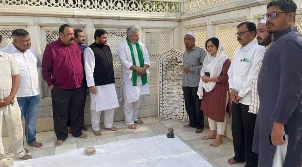 Rakesh Tikait who reached Aurangzeb tomb was trolled on social media