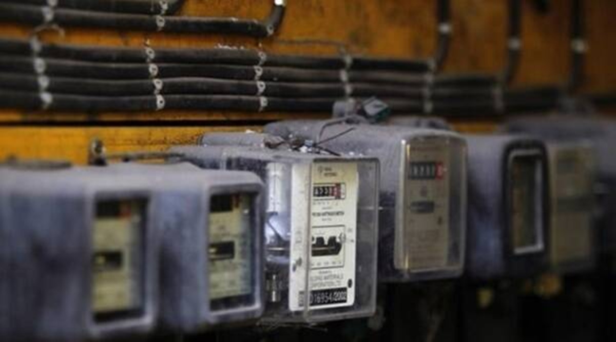gang slowed down electricity meter by taking five thousand rupees was