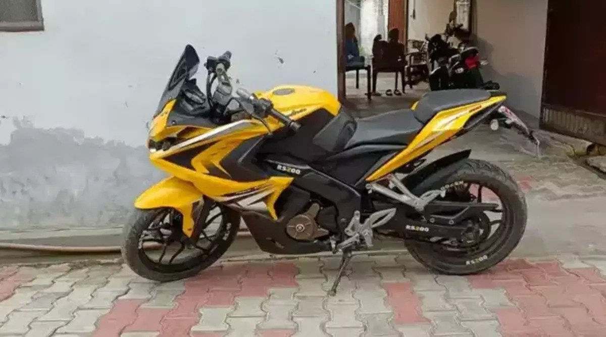 Second hand Bajaj Pulsar RS 200 in 35 thousand read offers and complete ...