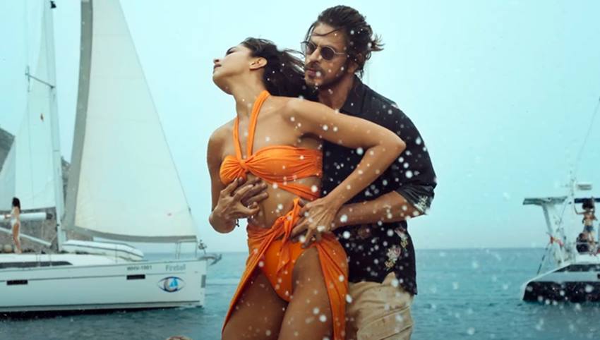Pathan Song Controversy: Before Deepika Padukone Bikini in Besharam rang, Actresses like Katrina Kaif, Deepika Padukone, kajol also romance in Saffron Bhagwa Dress - Pathan Besharam Rang: 'पठान' में दीपिका पादुकोण की