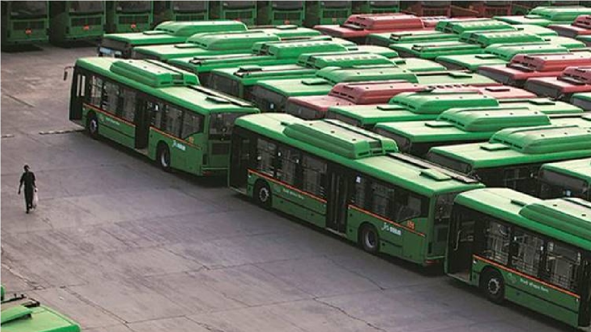 Delhi woman tearful harassment dtc bus details viral post मैं
