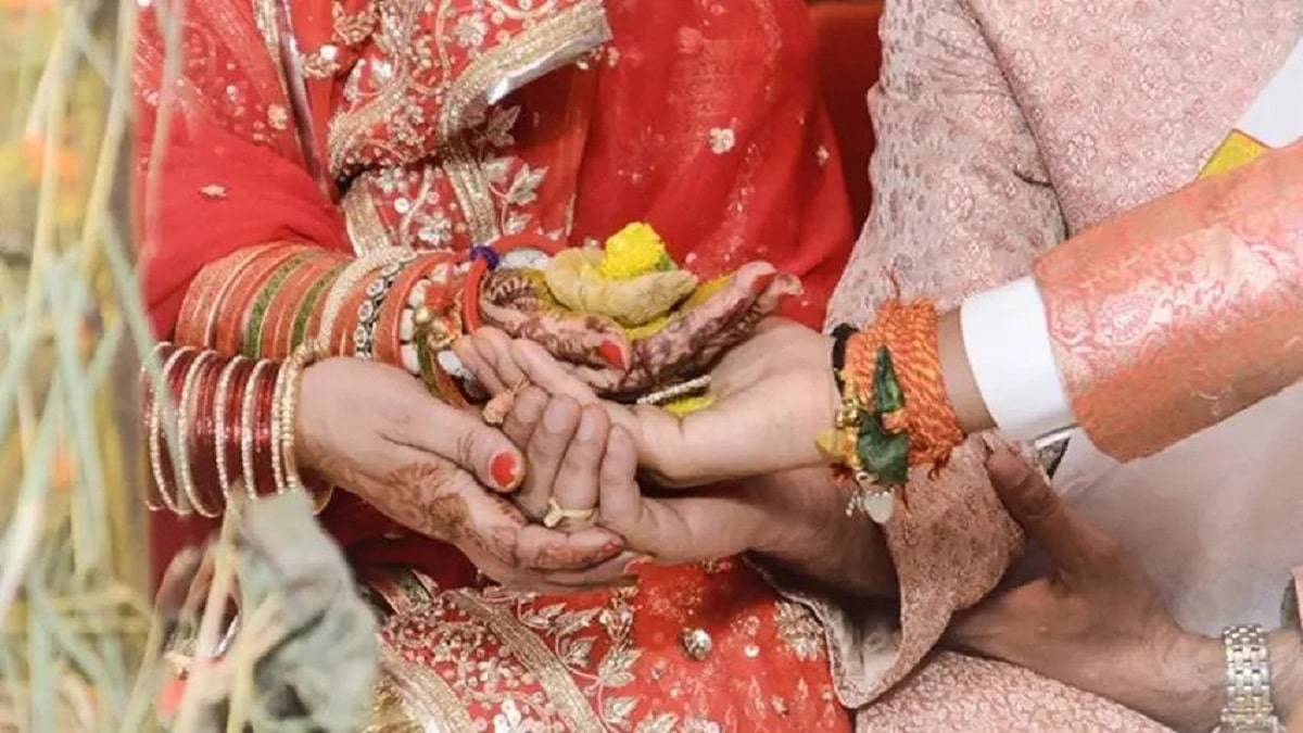 groom beaten before marriage in etah -फेरों से पहले दूल्हे की पिटाई, वजह  पता चली तो कोई बचाने नहीं आया, सच्चाई जान दुल्हन के उड़े होश | Jansatta