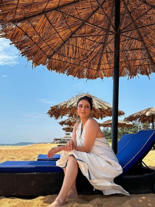 काम से फुर्सत निकाल बीच किनारे सुकून के पल बिता रहीं तब्बू