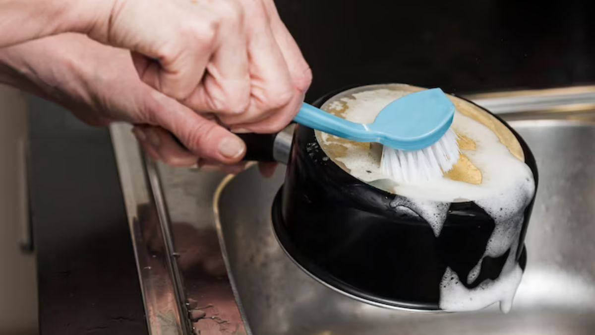 how to clean burnt kadai with home remedies,kadai cleaning spray easily