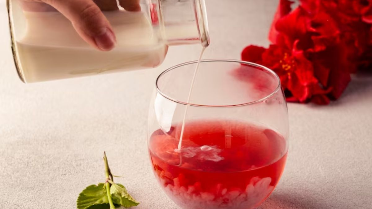 Amazing skin Benefits Of Applying Rose Water On Face, rose water can