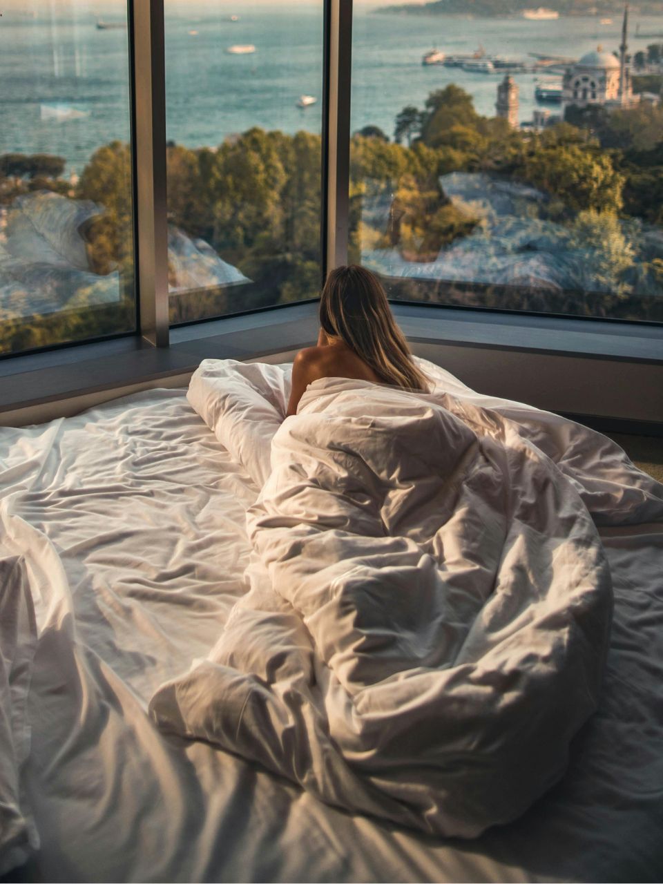 Why are hotel bedsheets always white know reason