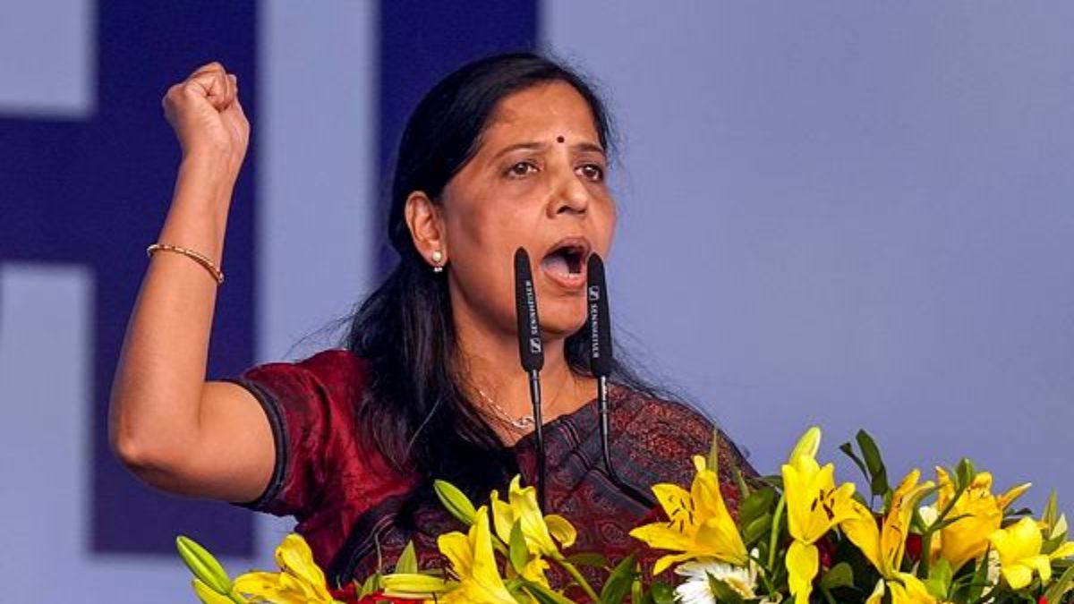 delhi liquor scam case All Aam Aadmi Party MLAs reached Kejriwal residence to meet his wife sunita - सुनीता केजरीवाल संभाल सकती हैं चुनावी कैंपेन, AAP के सभी विधायक आवास पर मिलने