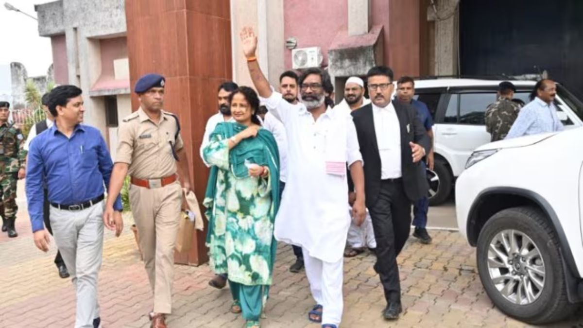 jharkhand politics hemant soren got bail money laundering case before assembly elections jmm congress bjp challenge - विधानसभा चुनाव के ठीक पहले हेमंत सोरेन की रिहाई से चढ़ा सियासी पारा, क्या BJP