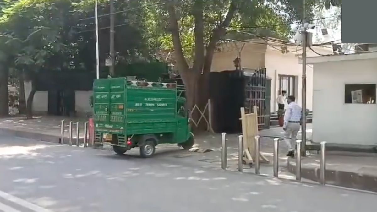 Delhi CM House Sealed belongings of Chief Minister Atishi removed - दिल्ली:  सील किया गया CM हाउस, AAP का दावा- मुख्यमंत्री आतिशी का सामान बाहर निकलवा  दिया | Jansatta