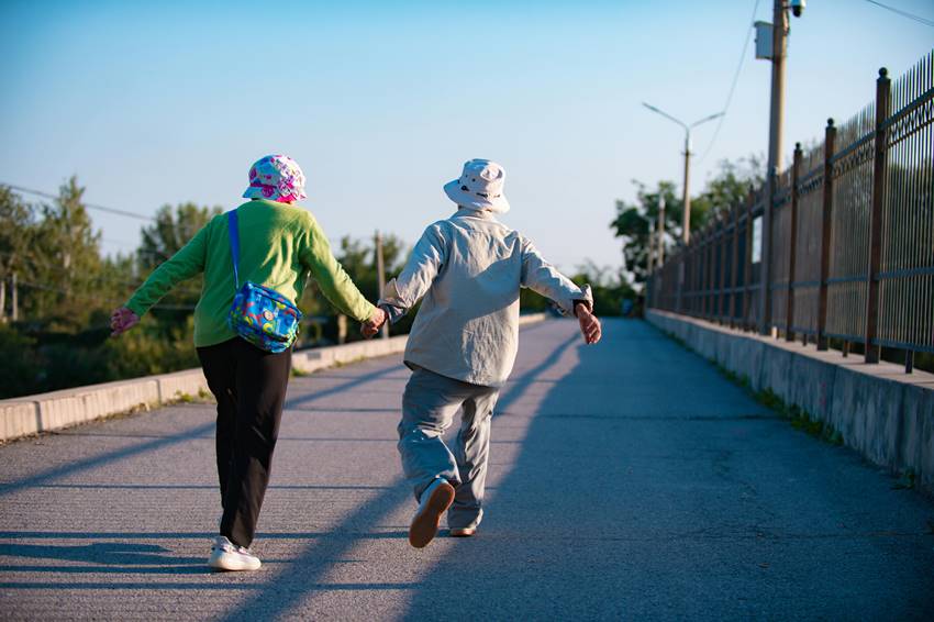 How much walking in a day is beneficial for health/ एक दिन में उम्र के