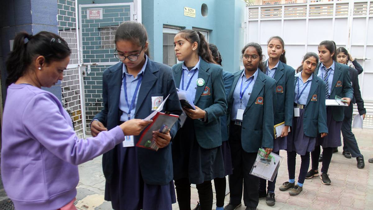 Delhi high court direct to delhi government action against delhi cbse board  delhi dummy school - दिल्ली में CBSE बोर्ड और सरकार को 'डमी' स्कूलों पर  कार्रवाई के मिले निर्देश, हाईकोर्ट ने