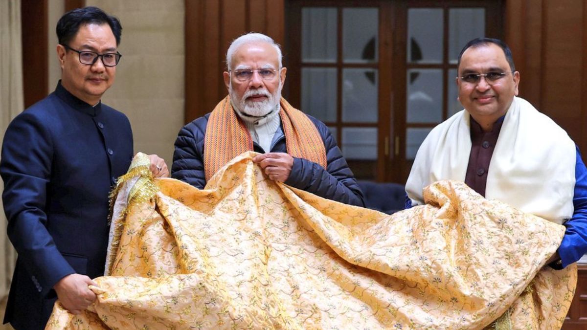 PM Modi sends sacred chadar for Ajmer Sharif Dargah amid Shiva temple claim petition row- Ajmer Sharif Dargah: अजमेर दरगाह में मंदिर विवाद बीच पीएम मोदी ने भेजी चादर, हाजी सलमान चिश्ती
