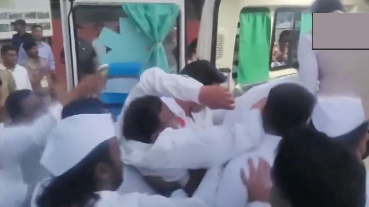 P Chidambaram fell unconscious due to heat at Sabarmati Ashram - साबरमती आश्रम में बिगड़ी पी. चिदंबरम की तबीयत, एंबुलेंस से ले जाना पड़ा अस्पताल | Jansatta